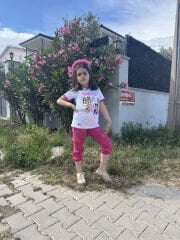 Mnfst baskılı kız çocuk tişört ve bilek üstü  jogger pantolonlu takım