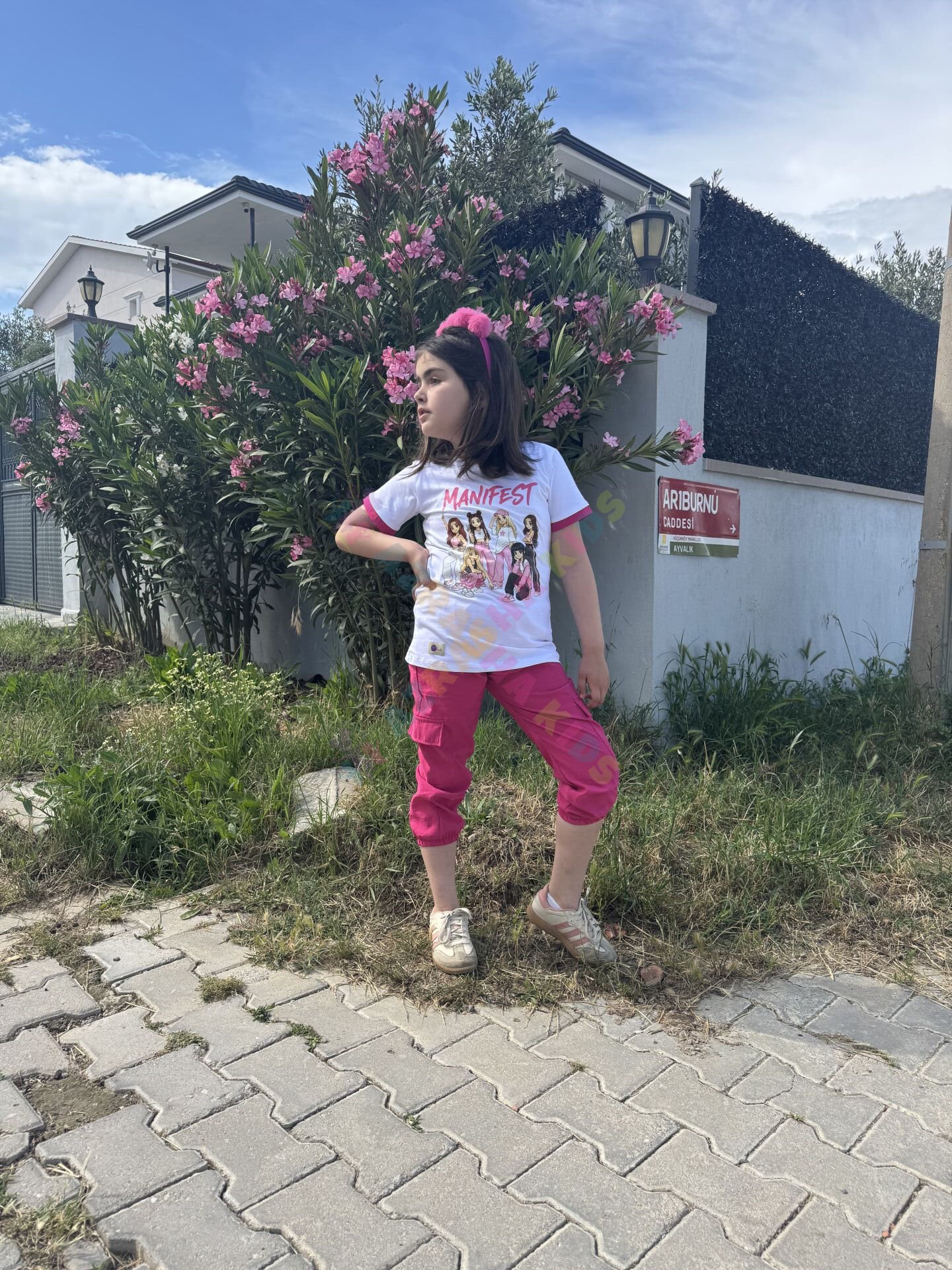Mnfst baskılı kız çocuk tişört ve bilek üstü  jogger pantolonlu takım