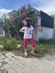 Mnfst baskılı kız çocuk tişört ve bilek üstü  jogger pantolonlu takım