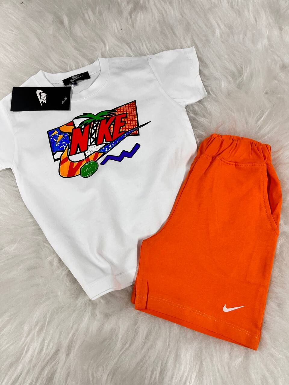 Nke beyaz tişörtlü şortlu takım