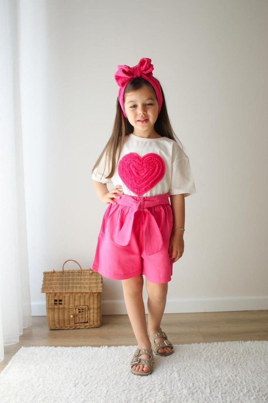 Pembe kalp kabartma detaylı Keten şortlu takım