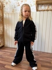 Siyah üzerine beyaz çizgili fermuarlı takım