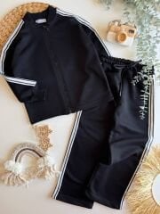 Siyah üzerine beyaz çizgili fermuarlı takım