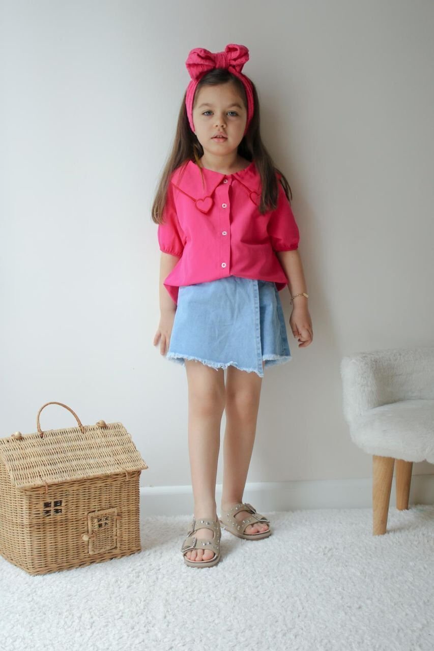 Kalp detay pembe gömlek ve denim şort etekli takım