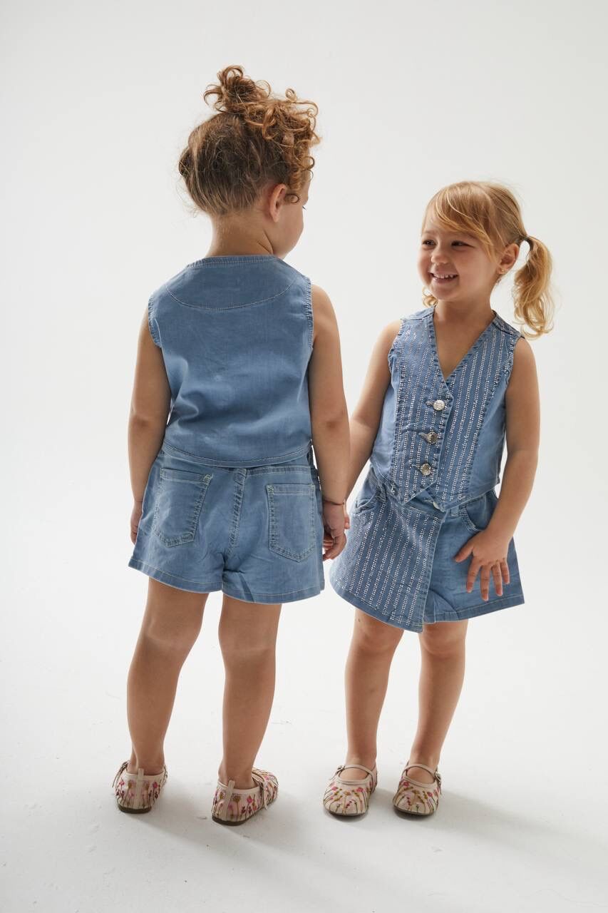 Taş detaylı kot yelek ve şort etekli denim takım