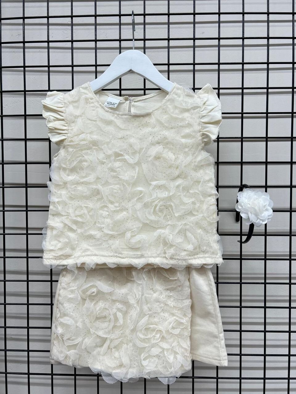 Tül kabarma detay krem rengi şort etekli takım ( taç hediyeli)