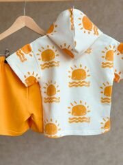 Turuncu kapşonlu şortlu takım