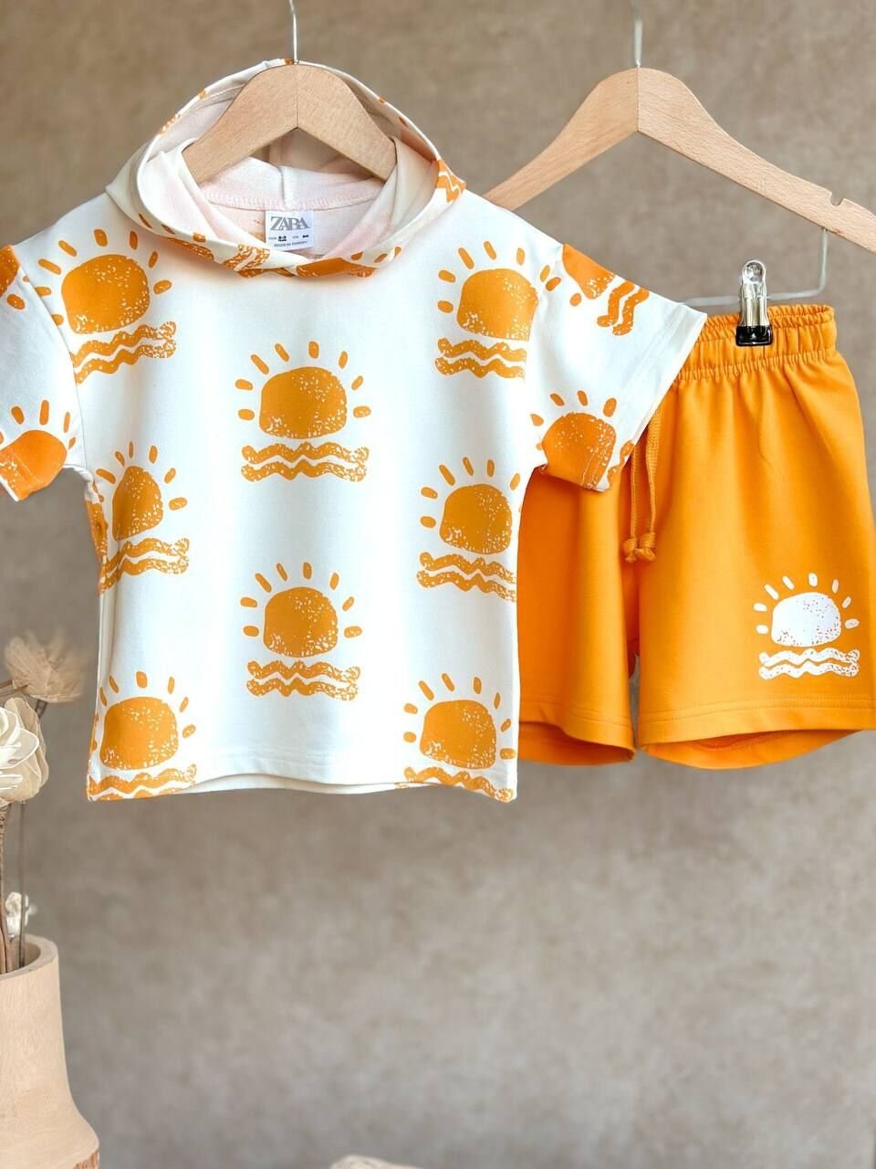 Turuncu kapşonlu şortlu takım