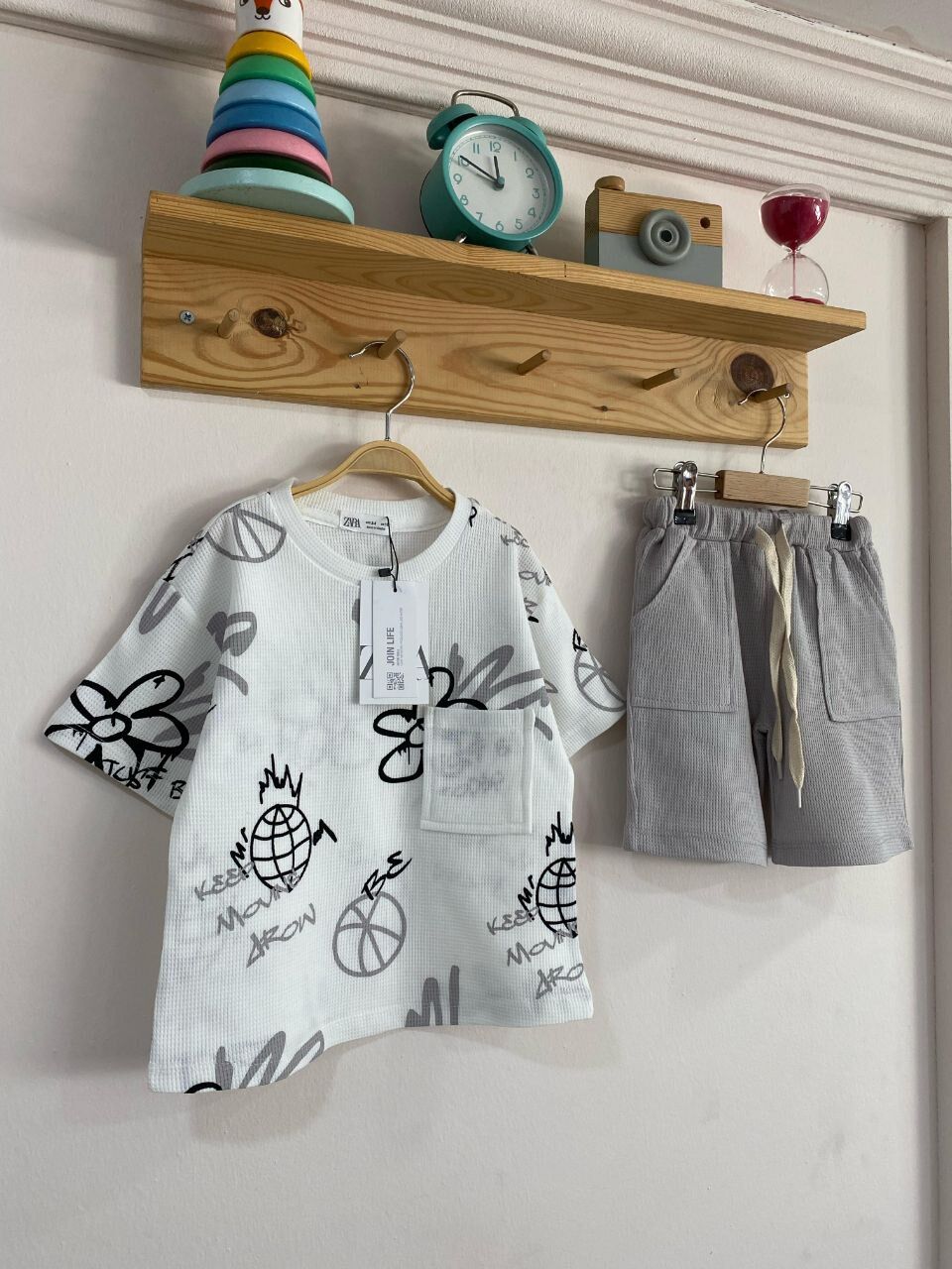 Beyaz gri pamuklu şortlu takım