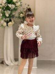 Kalp detay gömlek ve kat etekli kombin