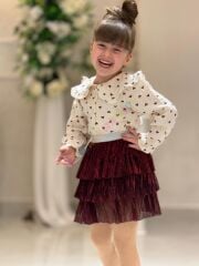 Kalp detay gömlek ve kat etekli kombin